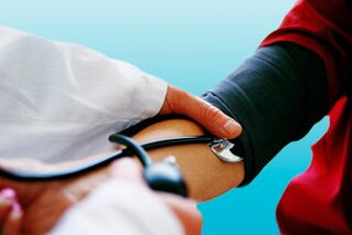 Al medir la presión arterial con un tonómetro, un médico puede detectar hipertensión en un paciente.
